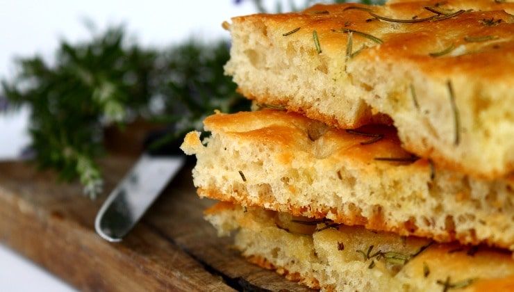 focaccia και δεντρολίβανο