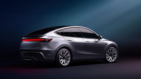 2025 Tesla Model Y, πίσω τρία τέταρτα