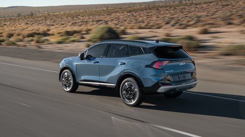 Εικόνα του Kia Sportage 2025, οπίσθια όψη, οδήγηση