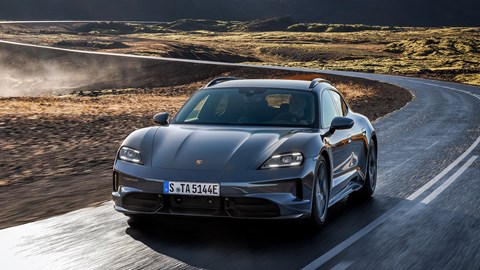 Porsche Taycan GTS Sport Turismo facelift: οδήγηση εμπρός τριών τετάρτων, γκρι χρώμα