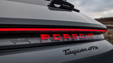 Porsche Taycan GTS Sport Turismo facelift: φωτιζόμενο πίσω σήμα, γκρι χρώμα