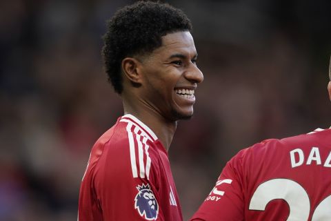 Manchester United's Marcus Rashford, left, celebrates with teammates after scoring during the English Premier League soccer match between Manchester United and Everton at the Old Trafford stadium in Manchester, England, Sunday, Dec. 1, 2024. (AP Photo/Dave Thompson)