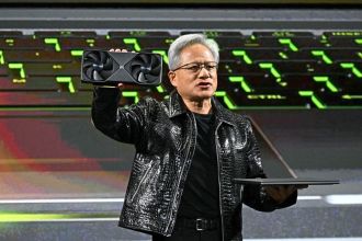 NVIDIA CES 2025 - Ο Jensen κρατάει την RTX 5090 και φορητό υπολογιστή με 5090