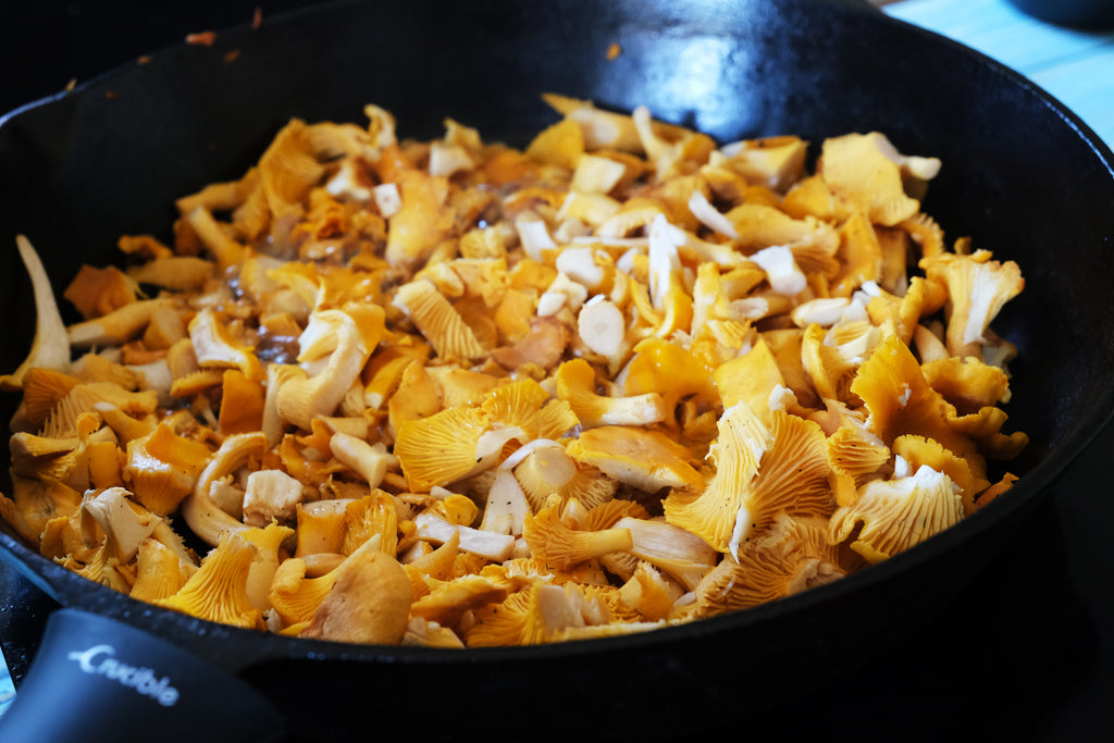 chantarelle σε τηγάνι από χυτοσίδηρο