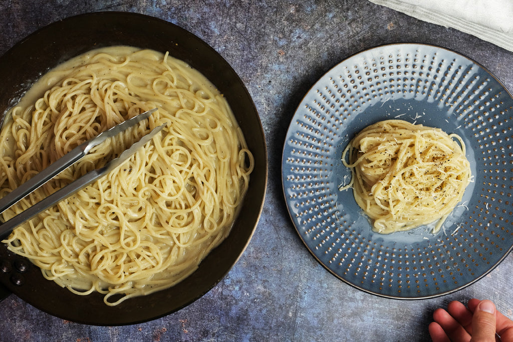 ζυμαρικά cacio e pepe σερβιρισμένα