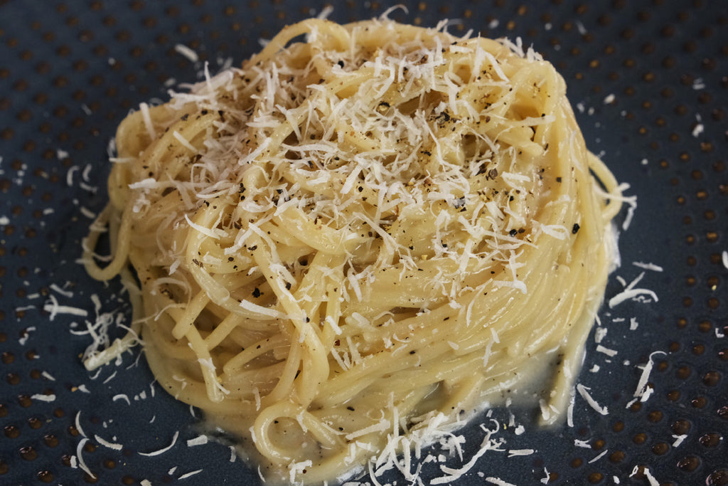 ζυμαρικά cacio e pepe σερβιρισμένα με έξτρα πιπέρι και πιπέρι