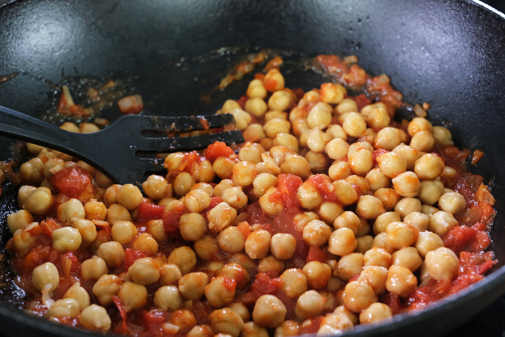 vegan ρεβίθια στιφάδο σε χυτοσίδηρο γουόκ