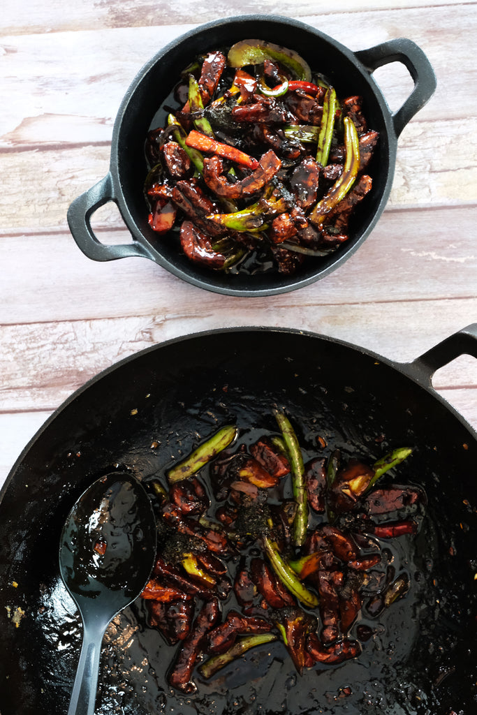 σερβίρισμα stir fry σε μαντεμένιο τηγάνι σερβιρίσματος