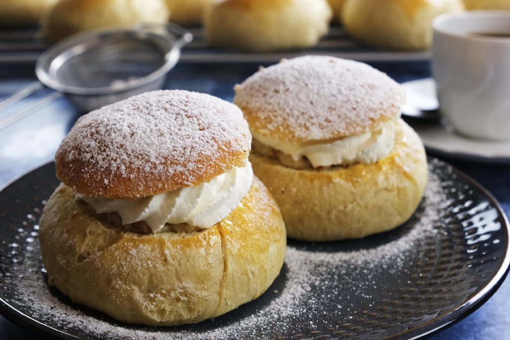 semlor σερβίρεται με καφέ