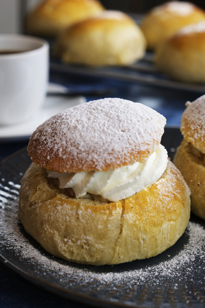 semlor σερβίρεται με καφέ