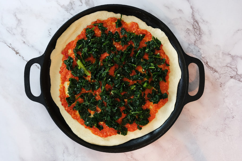 Ajvar relish και kale στη ζύμη της πίτσας