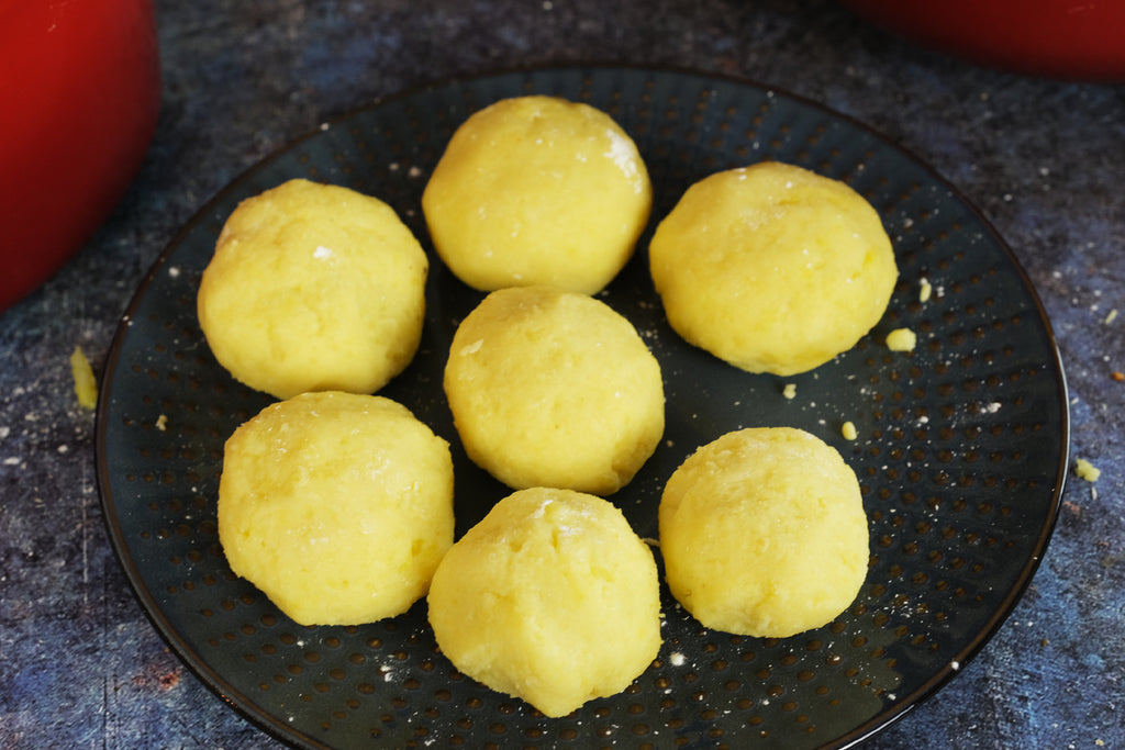 Μπάλες Papas Rellenas σε ένα πιάτο