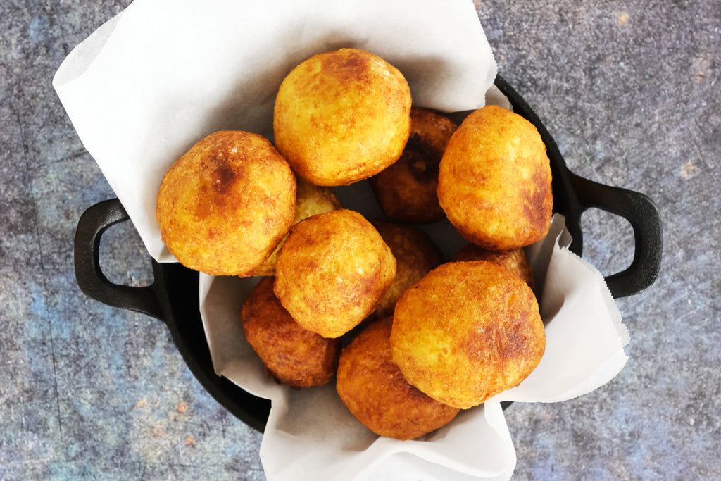 Papas Rellenas σερβιρισμένα σε μαντεμένιο σκεύος σερβιρίσματος