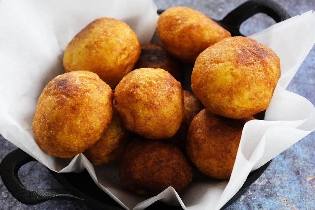 Papas Rellenas σε μαντεμένιο σκεύος σερβιρίσματος