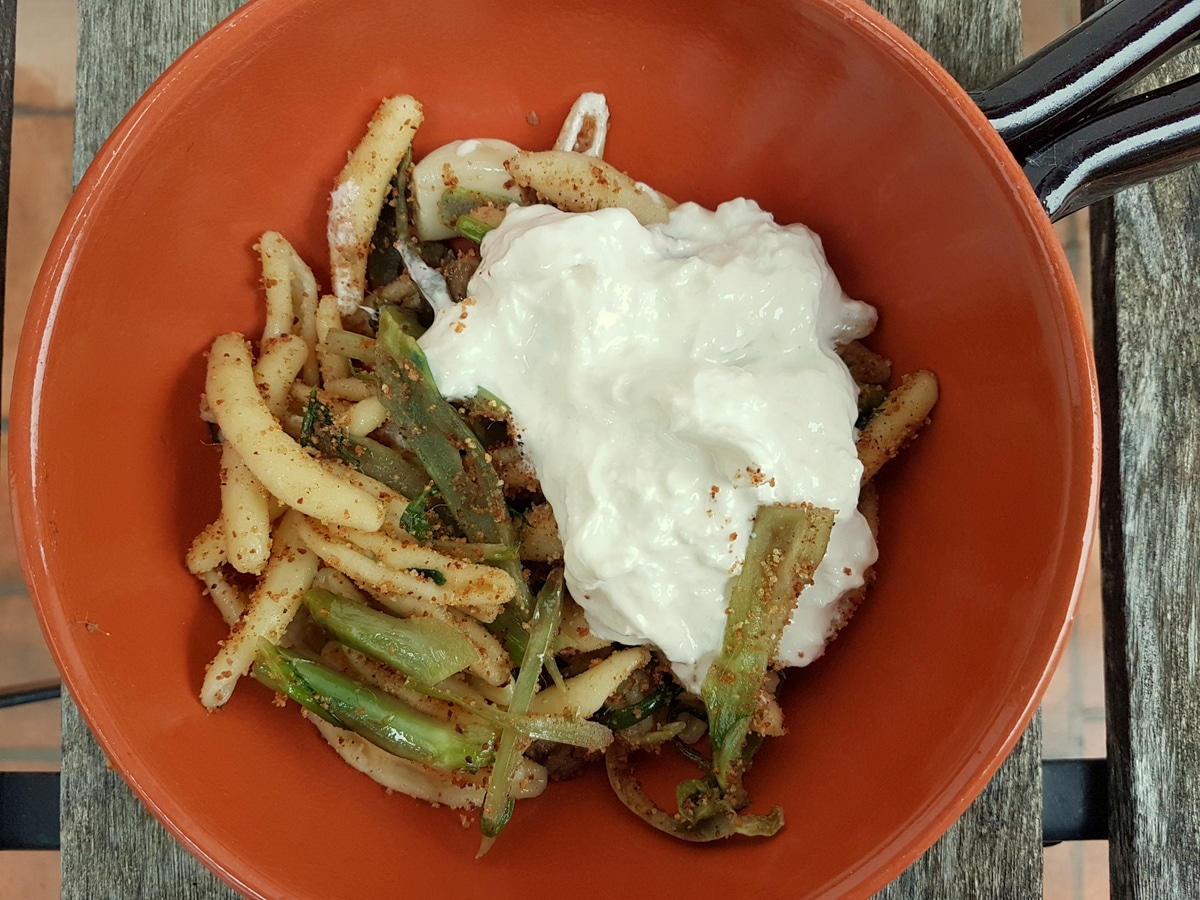 Ζυμαρικά καβατέλι με puntarelle και burrata.