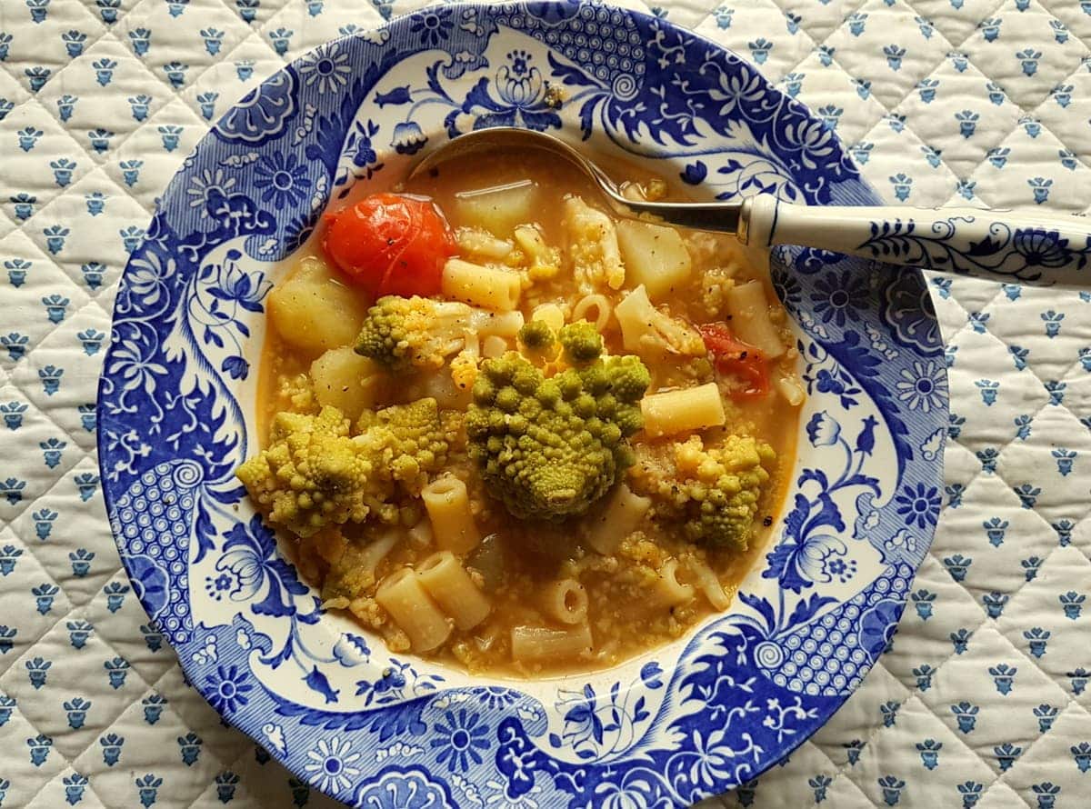 Σούπα ζυμαρικών με μπρόκολο Romanesco.