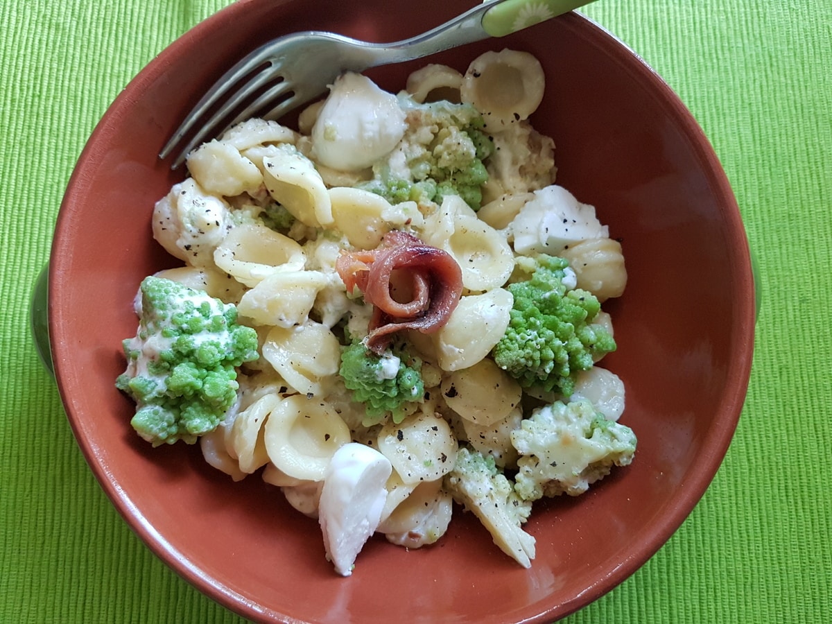 Συνταγή ζυμαρικών Orecchiette με μπρόκολο Romanesco σε μπολ.