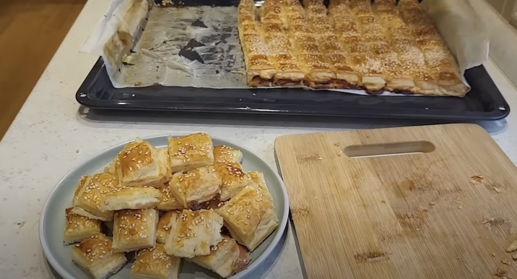 Τραγανά τετράγωνα σφολιάτας με μαγιονέζα, ζαμπόν και eidam, ελαφρώς γαρνιρισμένα με σουσάμι: Εύκολο και γρήγορο στην προετοιμασία!