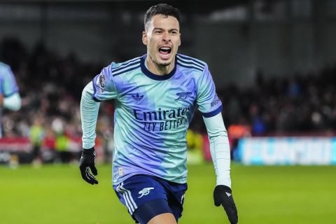 Arsenal's Gabriel Martinelli celebrates after scoring his side third goal during the English Premier League soccer match between Brentford and Arsenal at the Gtech Community stadium in London, Wednesday, Jan. 1, 2025. (AP Photo/Kirsty Wigglesworth)