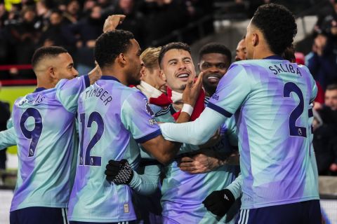 Arsenal's Gabriel Martinelli, center, is congratulated by teammates after scoring his side third goal during the English Premier League soccer match between Brentford and Arsenal at the Gtech Community stadium in London, Wednesday, Jan. 1, 2025. (AP Photo/Kirsty Wigglesworth)