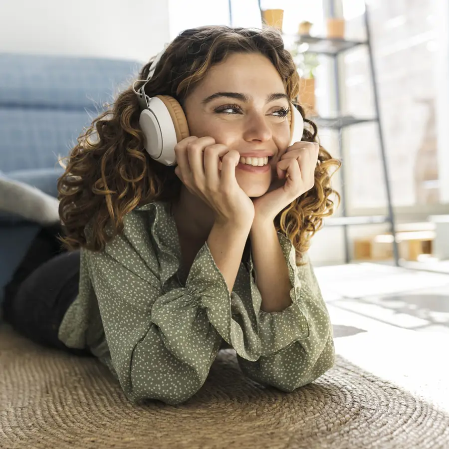 mujer escuchando musica