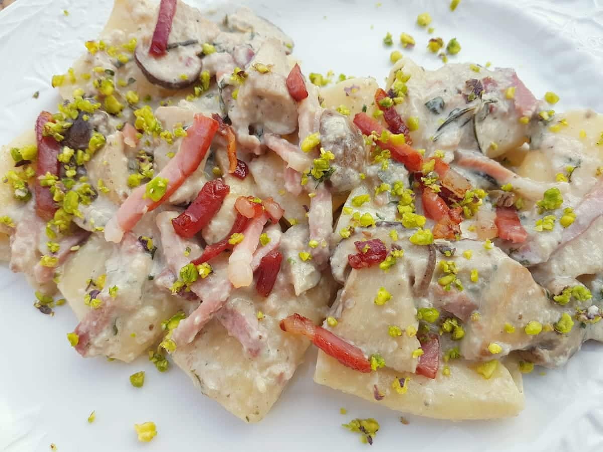 Paccheri με πορτσίνι, σπέκ και φιστίκι.