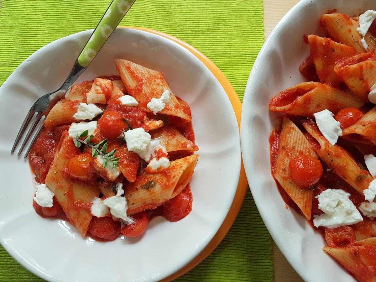 Penne alla pizzaiola με επικάλυψη τυριού.