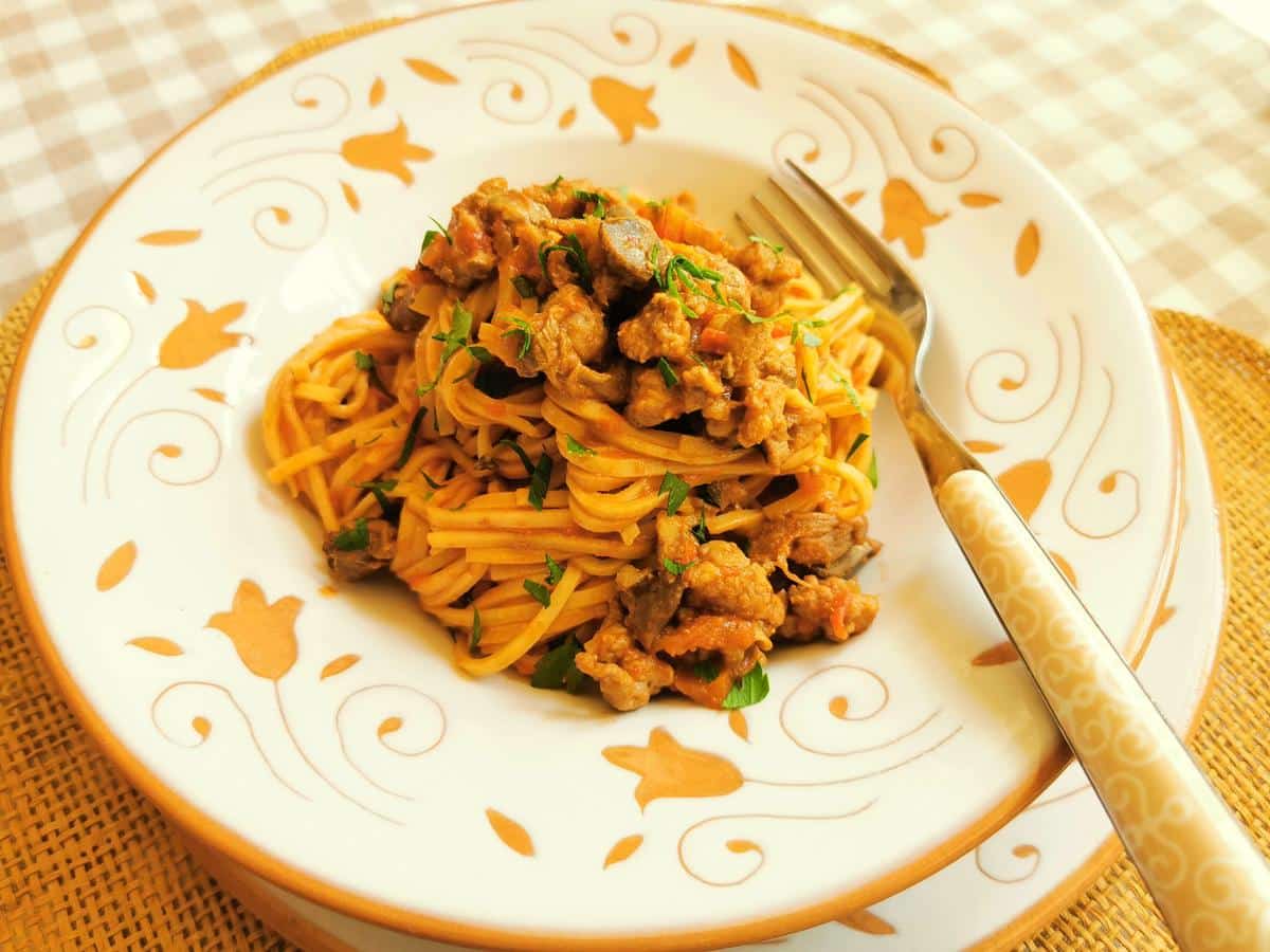 Tagliolini alla langarola σε ένα μπολ με ένα πιρούνι.